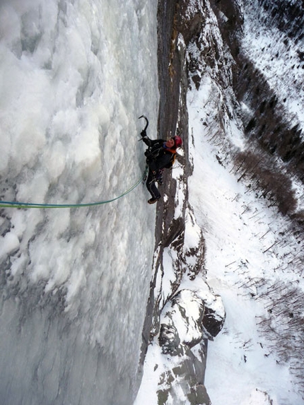 Mello's Moon, nuova cascata in Val di Mello - Il 16/01/2009 Fabio Salini e Manuel Panizza hanno realizzato la prima salita di Mello's Moon (180m, III-5+) una colata di ghiaccio sottile e di difficile formazione sulla parete di fronte a  Cascina Piana (Val di Mello – Val Masino).