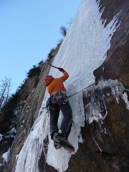 Mello's Moon, new icefall in Val di Mello - On 16/01/2009 Fabio Salini and Manuel Panizza carried out the first ascent of Mello's Moon (180m, III-5+), a rare ice formation in Val di Mello, Val Masino. 