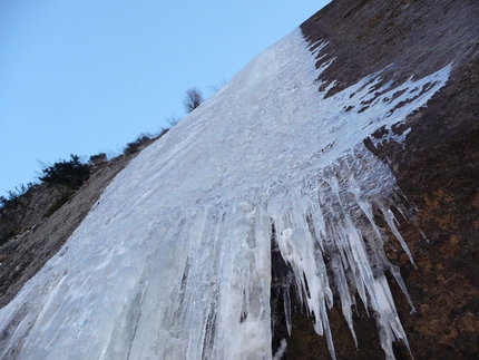 Mello's Moon, new icefall in Val di Mello - On 16/01/2009 Fabio Salini and Manuel Panizza carried out the first ascent of Mello's Moon (180m, III-5+), a rare ice formation in Val di Mello, Val Masino. 