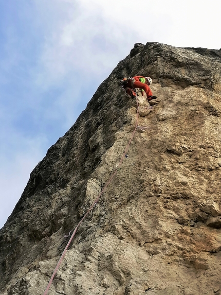 Spigolo Nord, Torre Costanza, Grignetta, Saverio De Toffol, Jorge Leonel Palacios - Giovanni Rivolta sale a vista il secondo tiro (VII+) di 'A Cavallo della Tigre' alla Torre Costanza in Grignetta