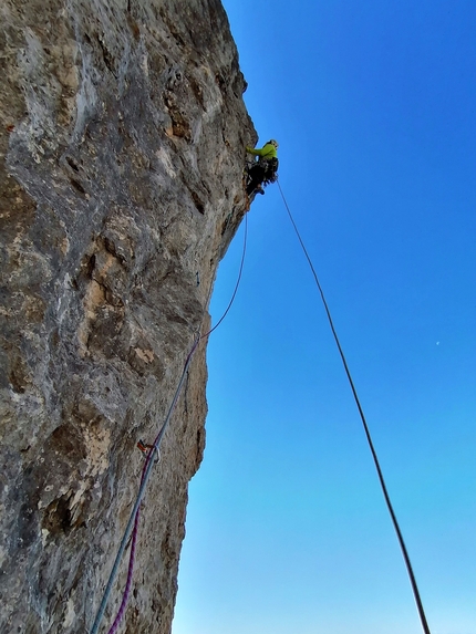 Spigolo Nord, Torre Costanza, Grignetta, Saverio De Toffol, Jorge Leonel Palacios - In apertura sul secondo tiro di 'A Cavallo della Tigre', Torre Costanza, Grignetta (Saverio De Toffol, Jorge Leonel Palacios 2022)