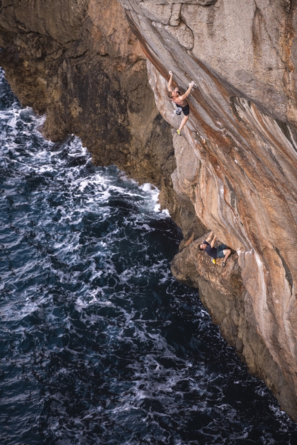 Jakob Schubert, Alasha, Mallorca - Jakob Schubert making the first repeat of Alasha, Chris Sharma extreme DWS on Mallorca