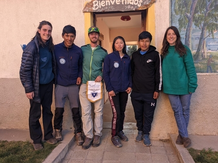 Bolivia scialpinismo, Irene Cardonatti, Paolo Armando - Scialpinismo sulle montagne della Cordillera Real in Bolivia: Irene Cardonatti e Paolo Armando, con Miriam e le guide alpine, tra cui la prima donna guida della Bolivia