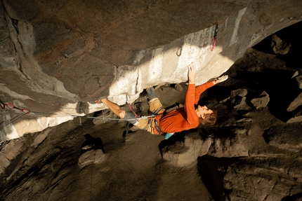 Seb Bouin su Move Hard (9b) a Flatanger in Norvegia