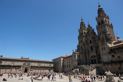 Cammino Inglese, Cammino di Santiago, Alberto Sciamplicotti - Cammino Inglese. Poi, l’arrivo a Santiago in Praza dell’Obradoiro è il momento culmine di questo vagare fra sentieri, strade, carrarecce: un’umanità che s’incontra e che si ritrova unita da un’unica meta