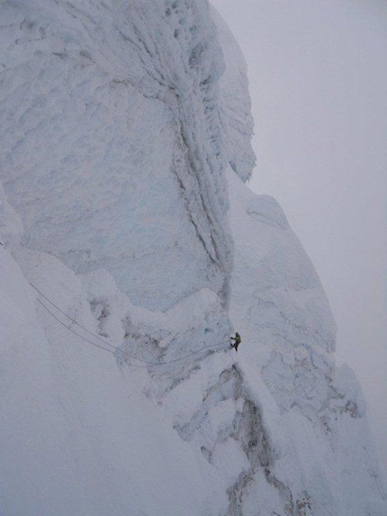Nevado Santa Cruz - Traverso precario sotto il grande seracco che sostiene la cima del Gran Gendarme.