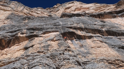 Alla Furcia Rossa (Dolomiti) Hubert Eisendle e Simon Kehrer scovano 'Hinterm Horizont'