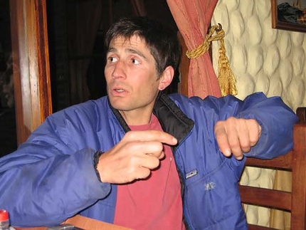 Patagonia 2005 - Cerro Torre, Ermanno Salvaterra, Alessandro Beltrami, Rolando Garibotti - Cerro Torre, El Arca de los Vientos: Rolando Garibotti mentre ci intrattiene con le storie