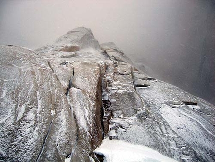 Patagonia 2005 - Cerro Torre, Ermanno Salvaterra, Alessandro Beltrami, Rolando Garibotti - Cerro Torre, El Arca de los Vientos: la prima parte di parete la mattina del giorno 16/10/05