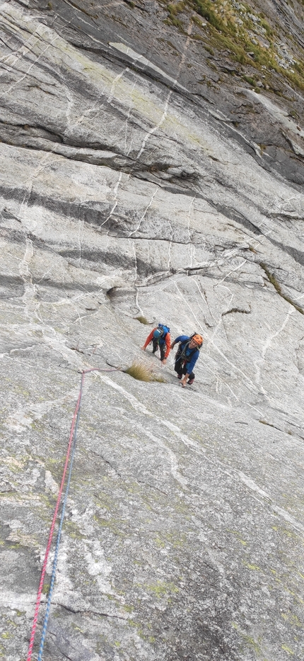 Qualido, Val di Mello, Val Masino, Impressioni di Settembre, Michele Cisana, Alessio Guzzetti, Paolo De Nuccio, Andrea Mastellaro - Sul 2° tiro della Via Impressioni di Settembre al Qualido in Val di Mello