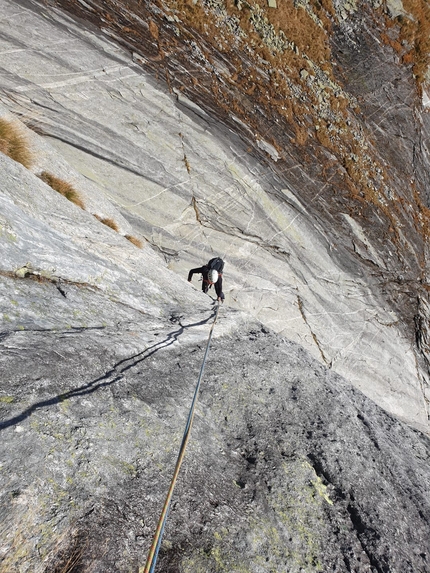 Qualido, Val di Mello, Val Masino, Impressioni di Settembre, Michele Cisana, Alessio Guzzetti, Paolo De Nuccio, Andrea Mastellaro - Arrivo in sosta al 3° tiro della Via Impressioni di Settembre al Qualido in Val di Mello