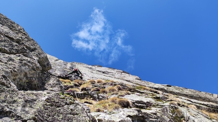 Qualido, Val di Mello, Val Masino, Impressioni di Settembre, Michele Cisana, Alessio Guzzetti, Paolo De Nuccio, Andrea Mastellaro - The grey wall on pitch 4 of Via Impressioni di Settembre on Qualido in Val di Mello