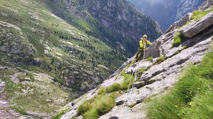 Qualido, Val di Mello, Val Masino, Impressioni di Settembre, Michele Cisana, Alessio Guzzetti, Paolo De Nuccio, Andrea Mastellaro - Il facile traverso del 7° tiro della Via Impressioni di Settembre al Qualido in Val di Mello