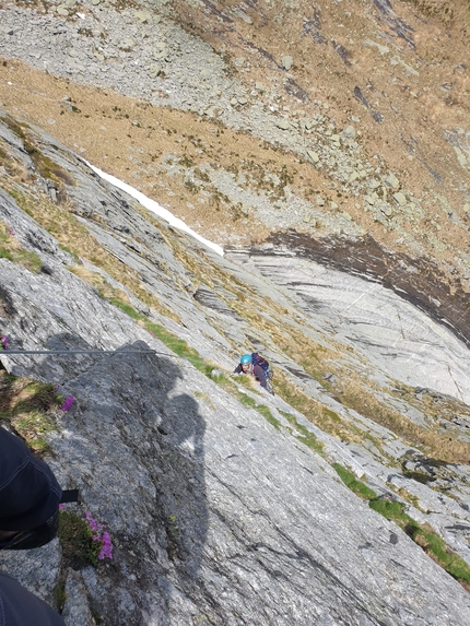 Qualido, Val di Mello, Val Masino, Impressioni di Settembre, Michele Cisana, Alessio Guzzetti, Paolo De Nuccio, Andrea Mastellaro - Exiting pitch 8 of Via Impressioni di Settembre on Qualido in Val di Mello