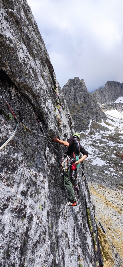 Qualido, Val di Mello, Val Masino, Impressioni di Settembre, Michele Cisana, Alessio Guzzetti, Paolo De Nuccio, Andrea Mastellaro - Lame rovesce sul 9° tiro della Via Impressioni di Settembre al Qualido in Val di Mello