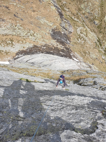 Qualido, Val di Mello, Val Masino, Impressioni di Settembre, Michele Cisana, Alessio Guzzetti, Paolo De Nuccio, Andrea Mastellaro - Roccia da urlo sul 9° tiro della Via Impressioni di Settembre al Qualido in Val di Mello