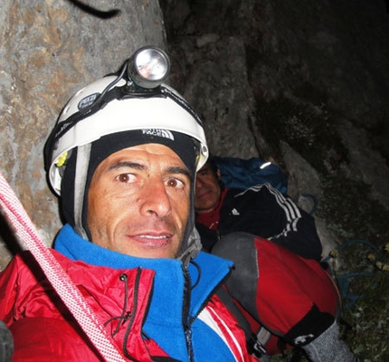 Gran Sasso - Geometrie esistenziali - Luca D'Andrea durante il bivacco dopo la salita di Geometrie esistenziali, parete est Corno Piccolo, Gran Sasso