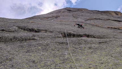 Qualido, Val di Mello, Val Masino, Impressioni di Settembre, Michele Cisana, Alessio Guzzetti, Paolo De Nuccio, Andrea Mastellaro - Cercando la linea sull'11° tiro della Via Impressioni di Settembre al Qualido in Val di Mello