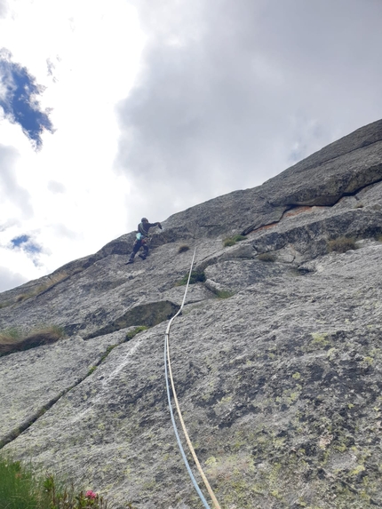 Qualido, Val di Mello, Val Masino, Impressioni di Settembre, Michele Cisana, Alessio Guzzetti, Paolo De Nuccio, Andrea Mastellaro - Establishing the last pitch of Via Impressioni di Settembre on Qualido in Val di Mello