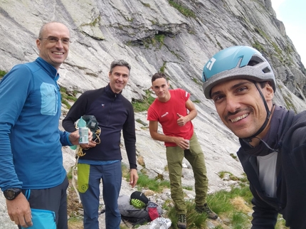 Qualido, Val di Mello, Val Masino, Impressioni di Settembre, Michele Cisana, Alessio Guzzetti, Paolo De Nuccio, Andrea Mastellaro -  Impressioni di Settembre al Qualido in Val di Mello: via finita, si festeggia! Da sinistra a destra: Alessio Guzzetti, Michele Cisana, Andrea Mastellaro, Paolo De Nuccio