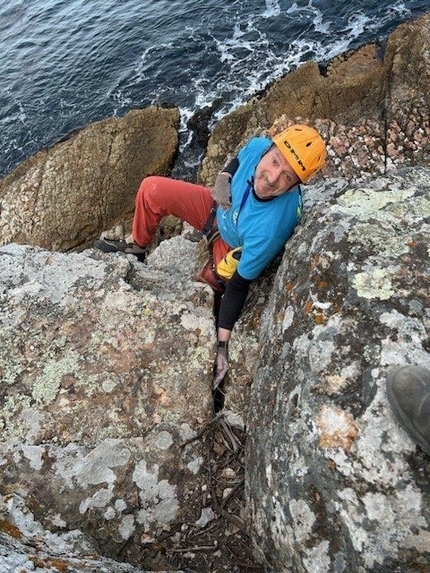 Paul Pritchard - Paul Pritchard jamming during the first ascent of 'Jean' at Devil's Corner, Hobart, Tasmania
