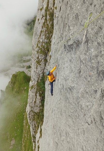 Enrico Lovato, Don Lurio, Cima Omet - Enrico 'Cobra' Lovato in uscita dalla quinta lunghezza di 'Don Lurio' alla Cima Omet in Val di Tovel (Dolomiti di Brenta)