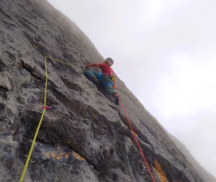 Giacomo Segata, Enrico Lovato, Don Lurio, Cima Omet - Giacomo Segata sulla quinta lunghezza di 'Don Lurio' alla Cima Omet in Val di Tovel (Dolomiti di Brenta)