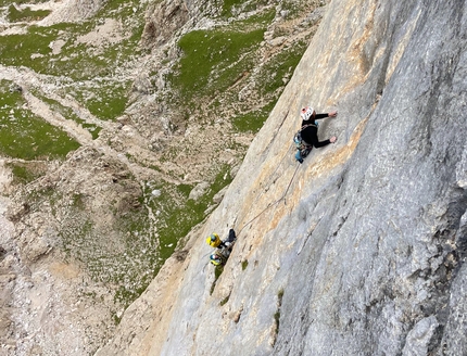 Gabriele Gorobey, Invisibilis, Marmolada - Gabriele 'Sbisi' Gorobey sul bellissimo quinto tiro di 'Invisibilis' (Marmolada).