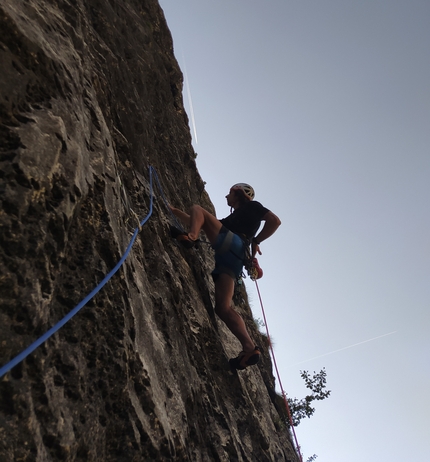 Matteo Monfrini, Cima Cee, Dolomiti di Brenta - Teo Monfrini in partenza sul secondo tiro di 'Recessione Globale' alla Cima Cee, Dolomiti di Brenta