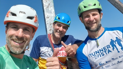 Gigante Buono, Monte Croce, Val Brembana, Mariano Giacalone, Giorgio Pozzoni, Cristian Previtali - Mariano Giacalone, Giorgio Pozzoni e Cristian Previtali in cima al Monte Croce (Val Brembana) dopo l'apertura di 'Il Gigante Buono'