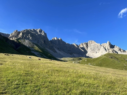 Monte La Banca, Dolomiti, Maurizio Giordani, Nancy Paoletto - Conca Furchiade sopra Passo San Pellegino, Dolomiti. In primo piano all'ombra il Sasso di Valfredda, poi Formenton, Monte La Banca al sole e infine l'inconfondibile torre di Pizzo Le Crene