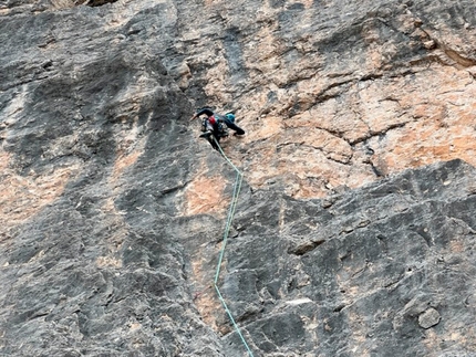 Monte La Banca, Dolomiti, Maurizio Giordani, Nancy Paoletto - Maurizio Giordani e Nancy Paoletto durante l'apertura di 'Bike, Trek & Climb' allo spallone del Monte La Banca (2680m), Dolomiti