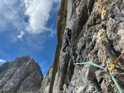 Monte La Banca, Dolomiti, Maurizio Giordani, Nancy Paoletto - Maurizio Giordani e Nancy Paoletto durante l'apertura di 'Bike, Trek & Climb' allo spallone del Monte La Banca (2680m), Dolomiti