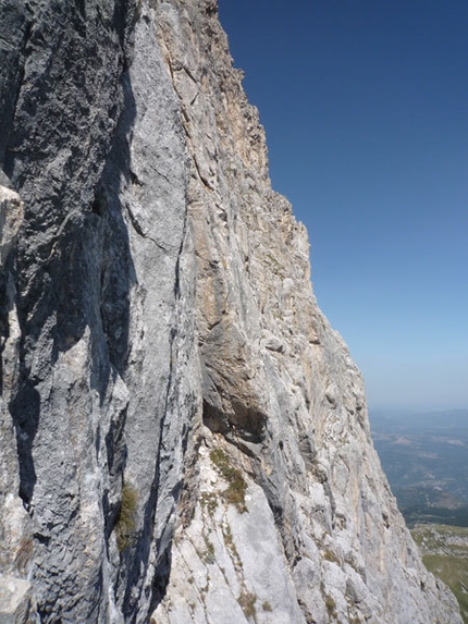 Orient Express - Lorenzo Angelozzi, prima salita solitaria di Orient Express (650m, ED-, passi fino al VI+) sull'Anticima Nord del Paretone, Corno Grande, Gran Sasso.