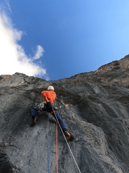 Eiger, Peter von Känel, Silvan Schüpbach - Eiger Renaissance: Peter von Känel making best use of horizontal cracks to place gear