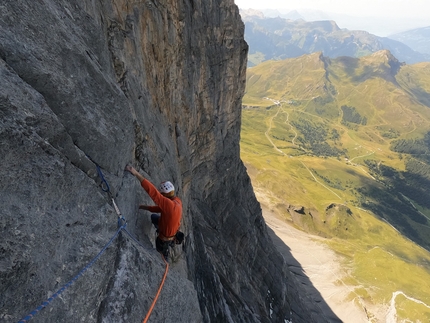 Eiger, Peter von Känel, Silvan Schüpbach - Eiger Renaissance: Peter von Känel establishing the route, with Lauberhorn in the background