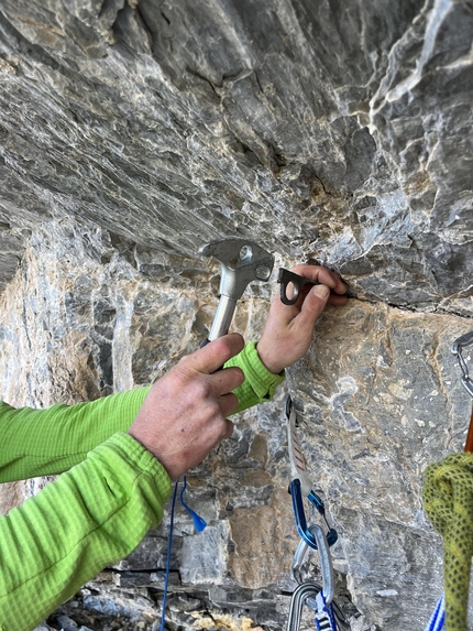 Eiger, Peter von Känel, Silvan Schüpbach - Eiger Renaissance: Silvan Schüpbach pianta un chiodo