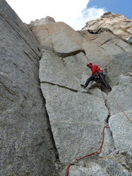 Stelle e Tempeste - Petit Clocher du Tacul (Monte Bianco) - Andrea Giorda sul primo tiro di Stelle e Tempeste, martedì 24 agosto 2011