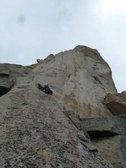 Stelle e Tempeste - Petit Clocher du Tacul (Monte Bianco) - Maurizio Oviglia sulla placca del terzo tiro di Stelle e Tempeste, martedì 24 agosto 2011