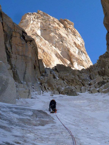 Stelle e Tempeste - Petit Clocher du Tacul (Monte Bianco) - Maurizio Oviglia, sul canale impiastrato di Stelle e Tempeste. Domenica 28 agosto 2011