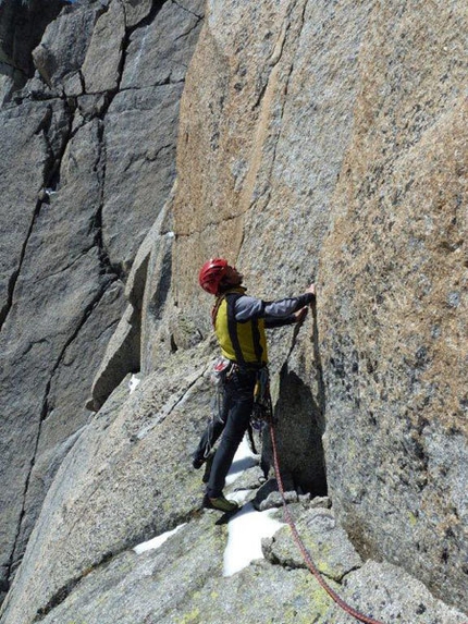 Stelle e Tempeste - Petit Clocher du Tacul (Monte Bianco) - Andrea Giorda sul quarto tiro di Stelle e Tempeste, domenica 28 agosto 2011, resti della tempesta