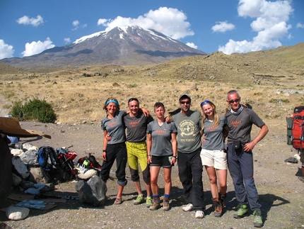 Monte Ararat - Partenza per il campo base dell'Ararat: Alice Prete (Gruppo Rocciatori Gir – Cai Agordo), Francesca Zambelli (Cai Belluno), Monica Scussel (Cai Agordo), Lelio De Bernardin (Cai Val Comelico), Doriano Filippi (Cai Sat Sez. di Mori).