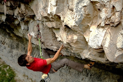 Michele Pra Baldi ripete Movimenti tellurici 8c+ a Igne