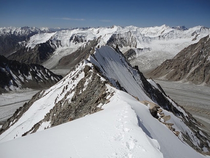 Junai Kangri - On 22/08/2011 a Spanish expedition led by Jonas Cruces carried out the first ascent of Junai Kangri (6017m) in Karakorum, India via their 