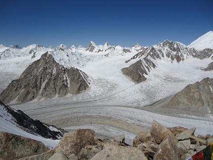 Junai Kangri - Il 22/08/2011 una spedizione spagnola guidata da Jonas Cruces ha effettuato la prima salita del Junai Kangri (6017m) in Karakorum, India lungo la via 