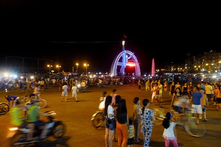 Vietnam Psicobloc - A typical evening scene on the promenade