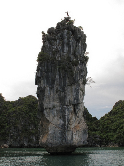 Vietnam Psicobloc - On top of the Polish Pillar