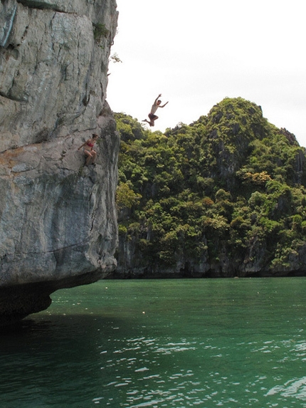 Vietnam Psicobloc - Exiting the pillar. Three means jump, Angie!