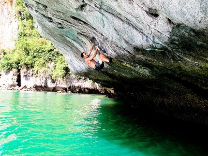 Vietnam Psicobloc - Leif on the fun 6c crack at Stingray wall