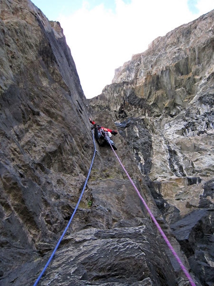 Granatina - Rocca di Verra - Val d'Ayas - Matteo Giglio sul secondo tiro della via Granatina alla Rocca di Verra